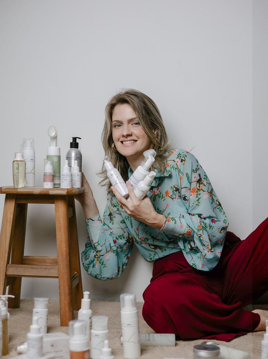 Thaís Barros, fundadora da Gestar Organics, entre os produtos da marca