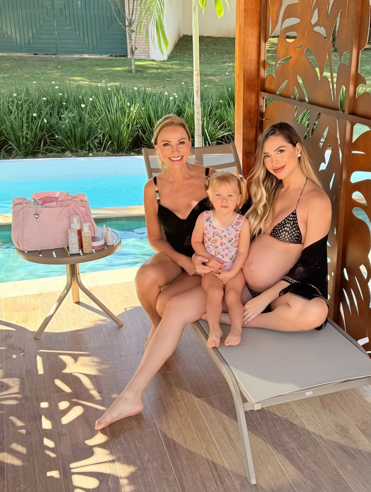 Gestante com a família reunida à beira da piscina